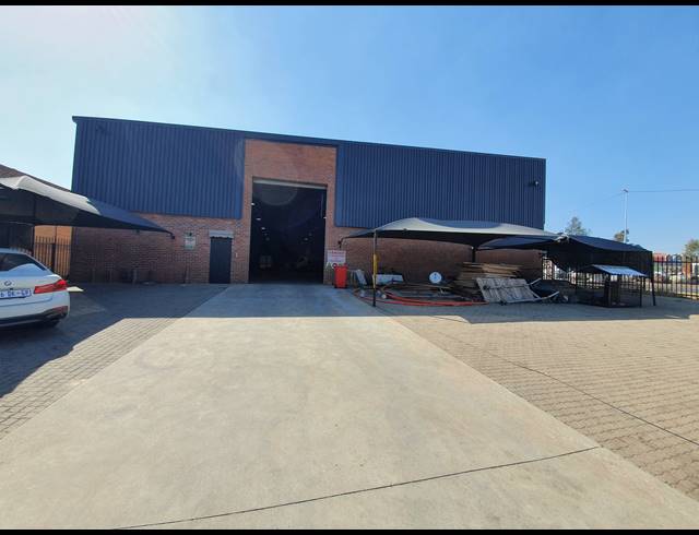 1,929M² WAREHOUSE TO LET IN CROWN